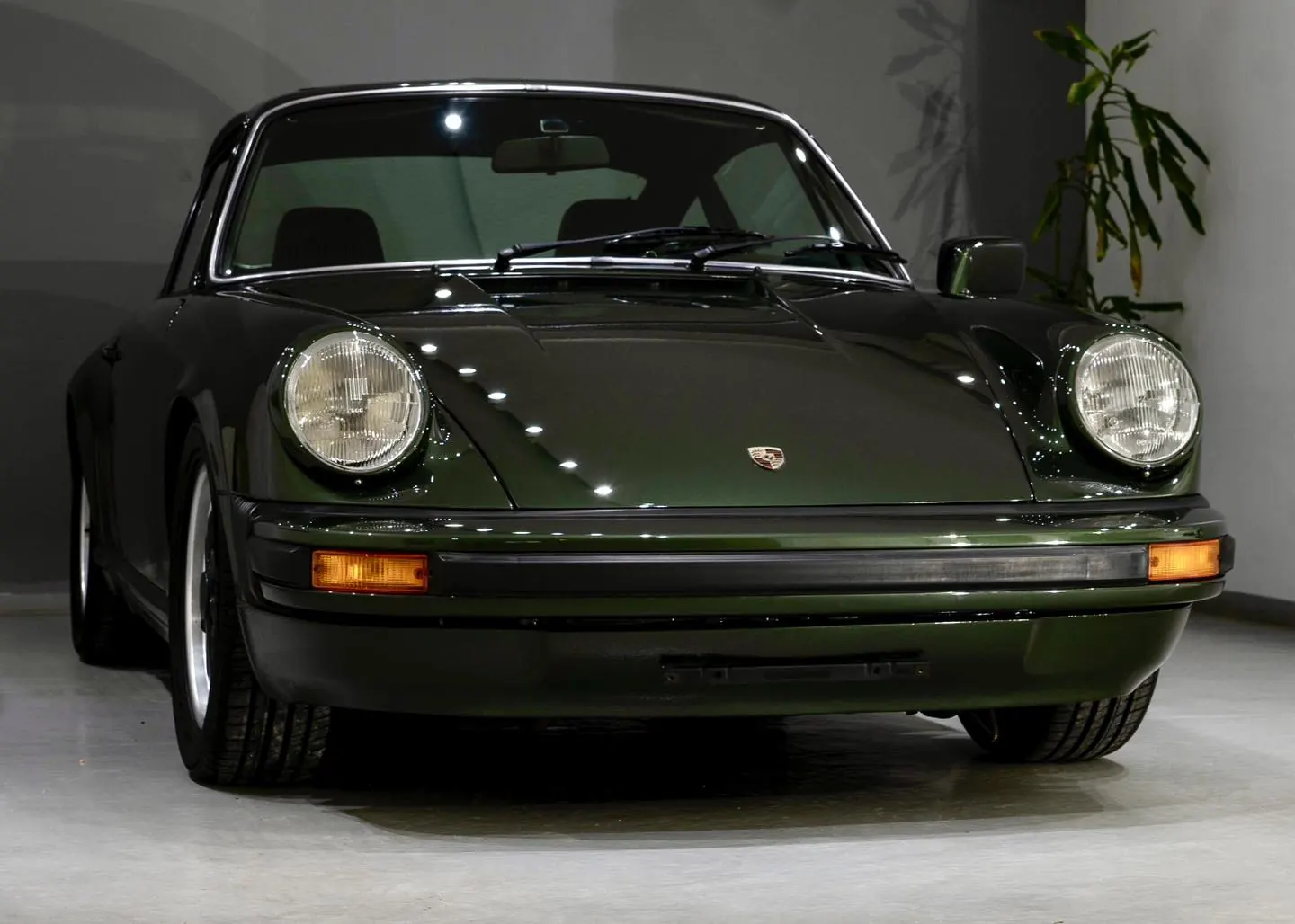 Grønn klassisk Porsche 911 etter polering