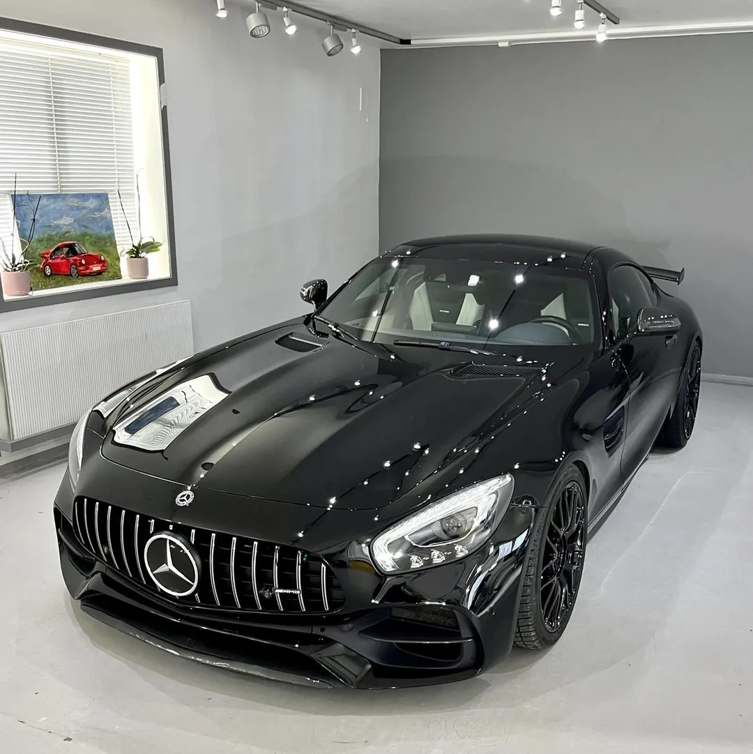 Svart Mercedes-AMG GT i studio