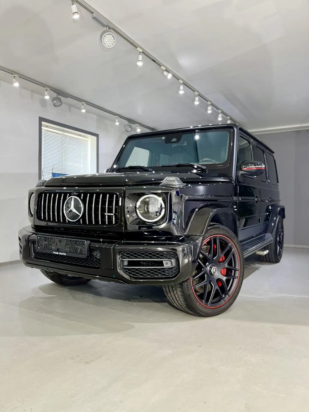 Svart Mercedes-AMG G 63 i studio