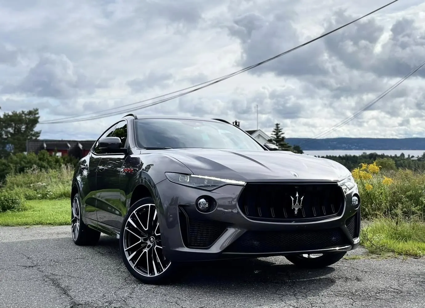 Grå Maserati Levante med utsikt over Oslofjorden